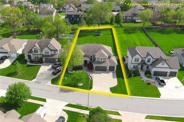 1021 SW Drake Circle, Lee's Summit, MO 64082