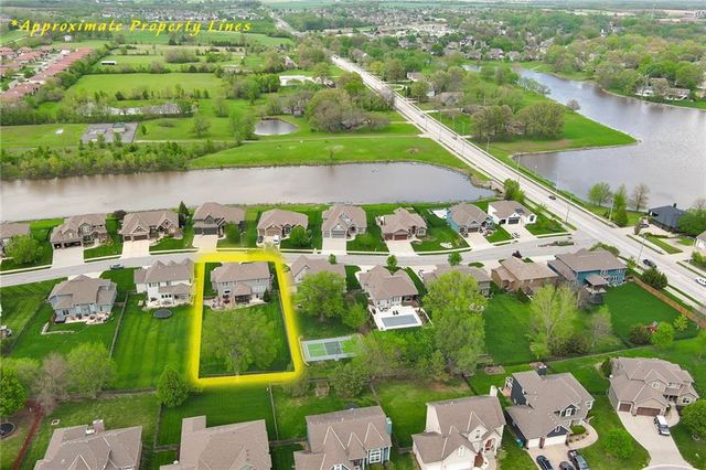 1021 SW Drake Circle, Lee's Summit, MO 64082