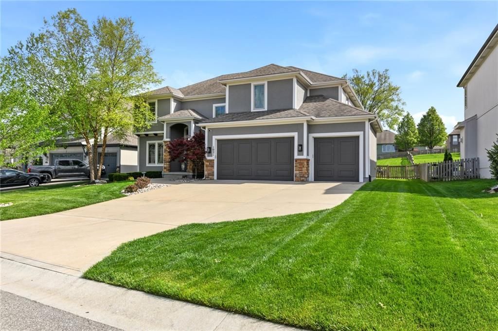 1021 SW Drake Circle, Lee's Summit, MO 64082