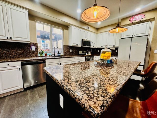 11206 Baltra Way, Bakersfield, CA 93306