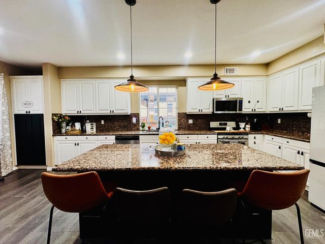 11206 Baltra Way, Bakersfield, CA 93306