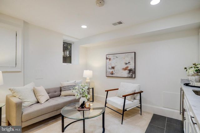 1122 ABBEY PL NE, Washington, DC 20002