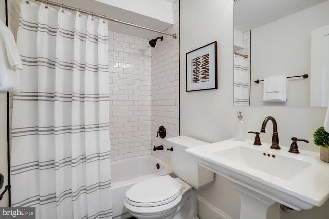 1122 ABBEY PL NE, Washington, DC 20002