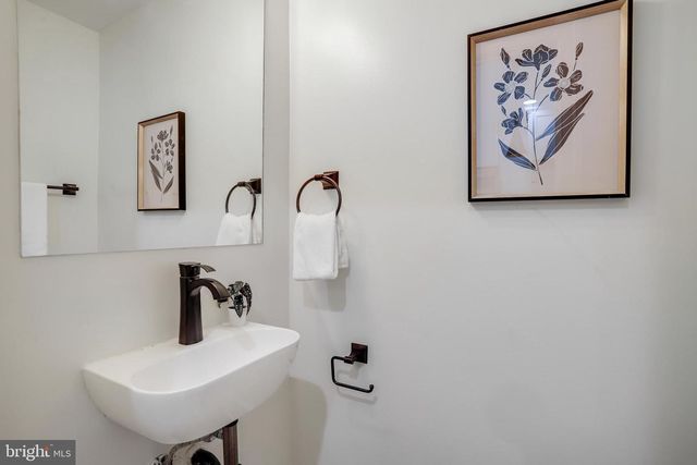 1122 ABBEY PL NE, Washington, DC 20002