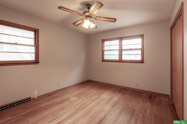 511 N Grandview Avenue, Papillion, NE 68046