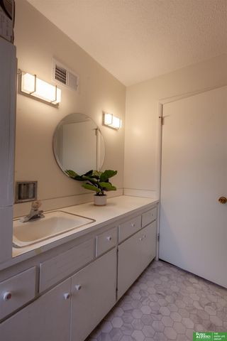 511 N Grandview Avenue, Papillion, NE 68046