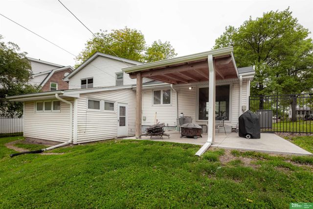 511 N Grandview Avenue, Papillion, NE 68046