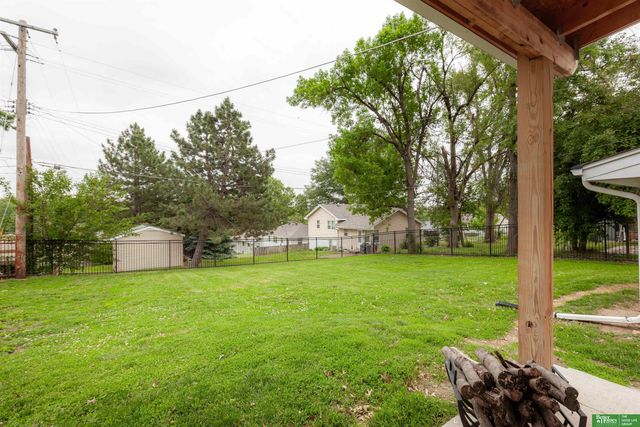 511 N Grandview Avenue, Papillion, NE 68046