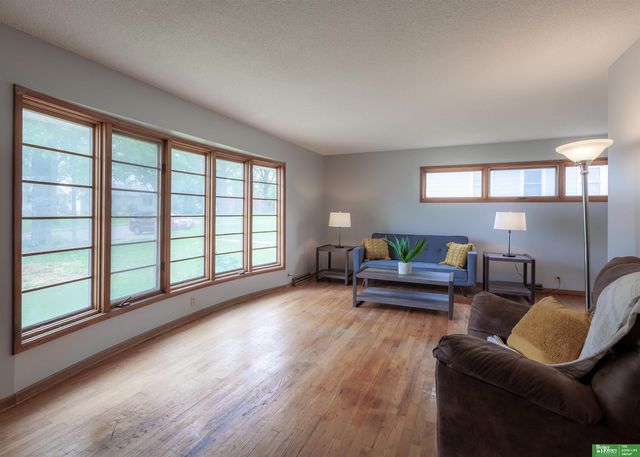 511 N Grandview Avenue, Papillion, NE 68046