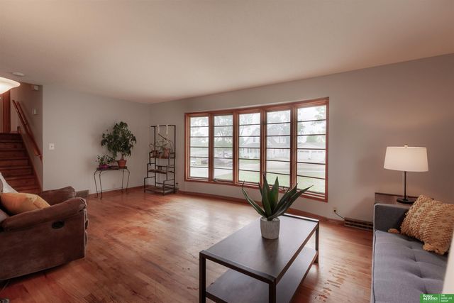 511 N Grandview Avenue, Papillion, NE 68046