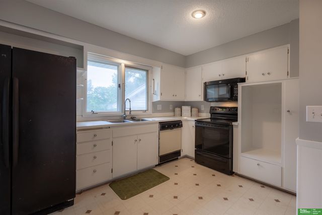 511 N Grandview Avenue, Papillion, NE 68046