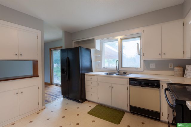 511 N Grandview Avenue, Papillion, NE 68046
