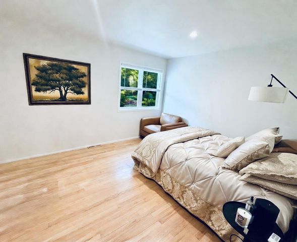 6022 N Sunny Point ROAD, Milwaukee, WI 53209