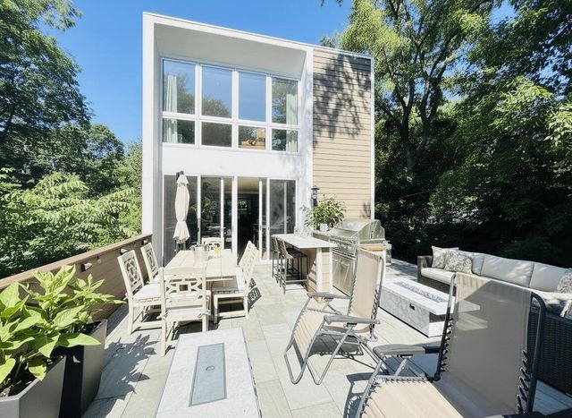 6022 N Sunny Point ROAD, Milwaukee, WI 53209