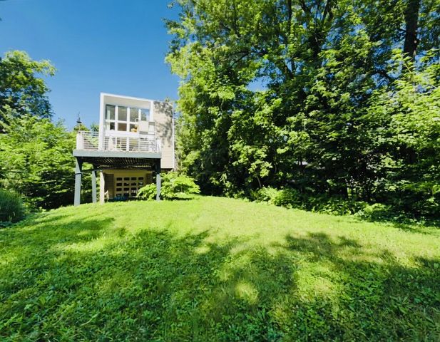 6022 N Sunny Point ROAD, Milwaukee, WI 53209