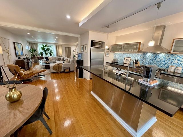 6022 N Sunny Point ROAD, Milwaukee, WI 53209
