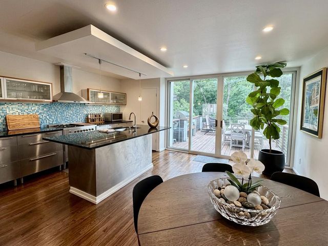 6022 N Sunny Point ROAD, Milwaukee, WI 53209