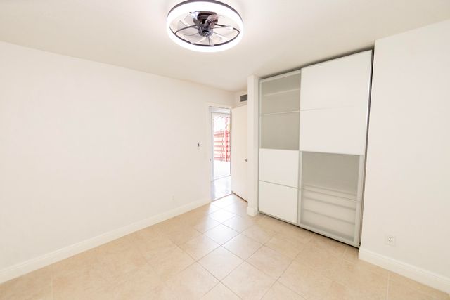 11060 S LAKEVIEW Drive 11060, Pembroke Pines, FL 33026