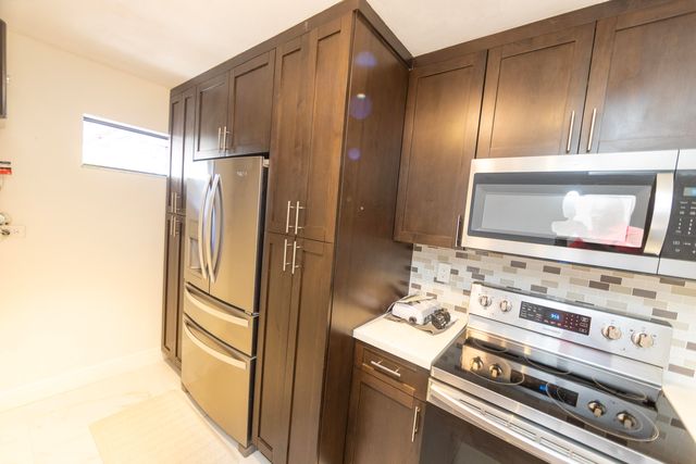 11060 S LAKEVIEW Drive 11060, Pembroke Pines, FL 33026