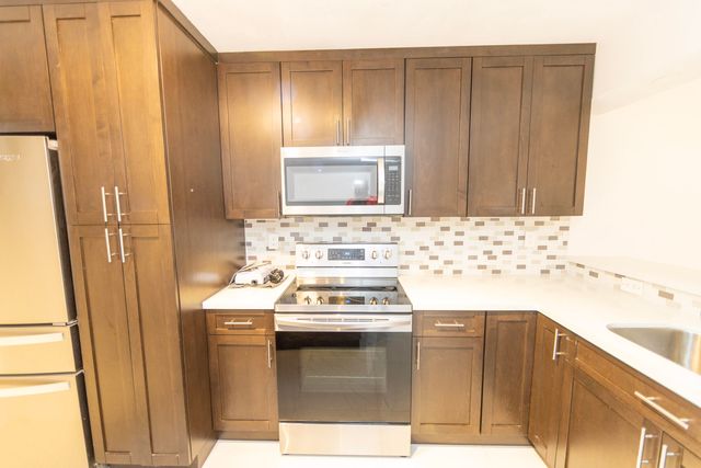 11060 S LAKEVIEW Drive 11060, Pembroke Pines, FL 33026