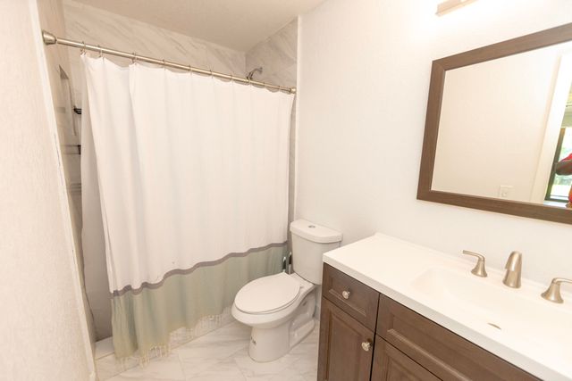 11060 S LAKEVIEW Drive 11060, Pembroke Pines, FL 33026