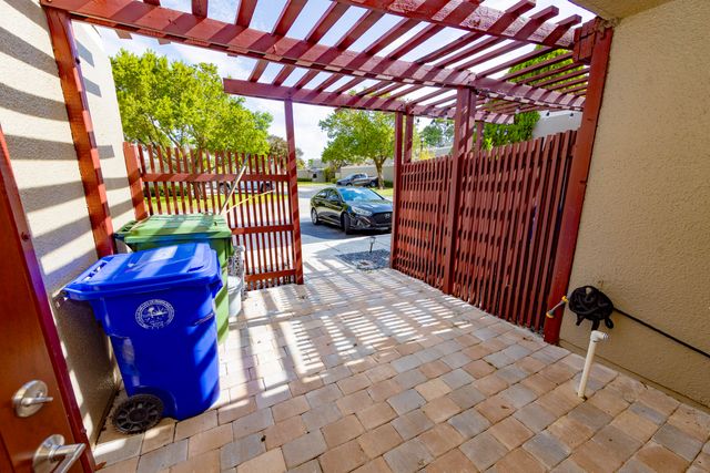 11060 S LAKEVIEW Drive 11060, Pembroke Pines, FL 33026