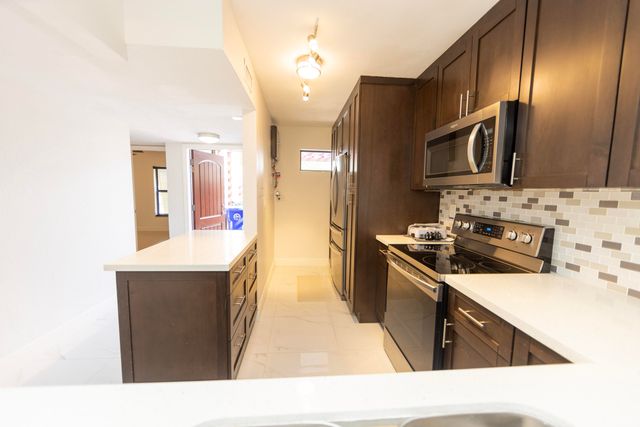 11060 S LAKEVIEW Drive 11060, Pembroke Pines, FL 33026