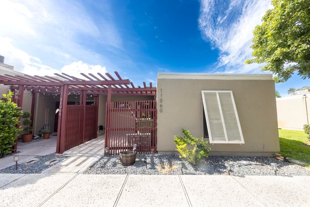 11060 S LAKEVIEW Drive 11060, Pembroke Pines, FL 33026