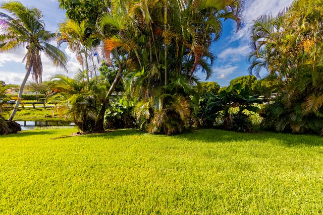 11060 S LAKEVIEW Drive 11060, Pembroke Pines, FL 33026