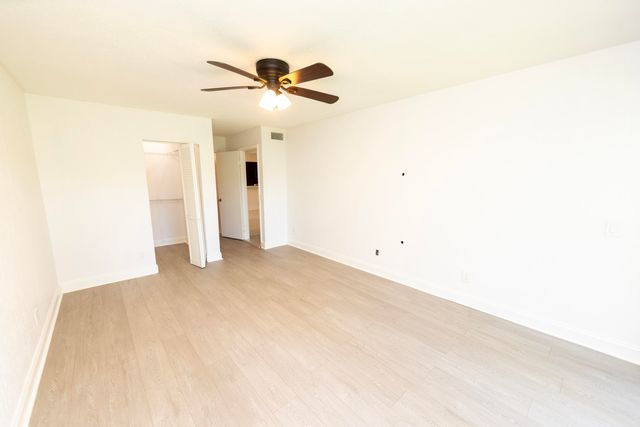 11060 S LAKEVIEW Drive 11060, Pembroke Pines, FL 33026