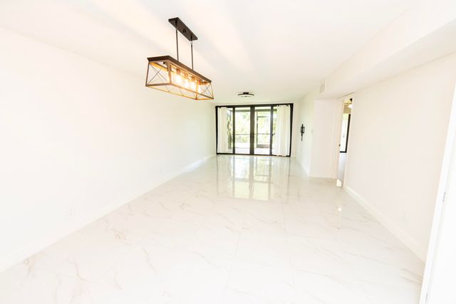 11060 S LAKEVIEW Drive 11060, Pembroke Pines, FL 33026
