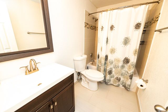 11060 S LAKEVIEW Drive 11060, Pembroke Pines, FL 33026
