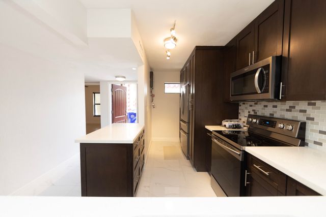 11060 S LAKEVIEW Drive 11060, Pembroke Pines, FL 33026