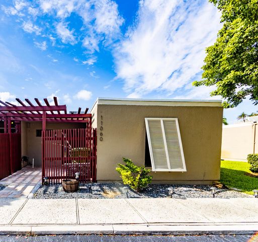 11060 S LAKEVIEW Drive 11060, Pembroke Pines, FL 33026