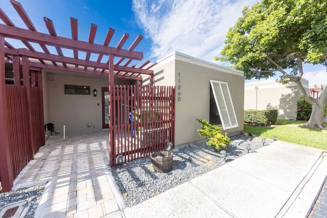 11060 S LAKEVIEW Drive 11060, Pembroke Pines, FL 33026