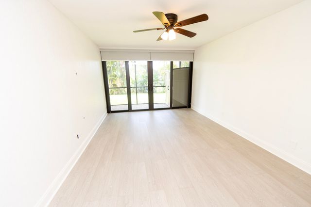 11060 S LAKEVIEW Drive 11060, Pembroke Pines, FL 33026