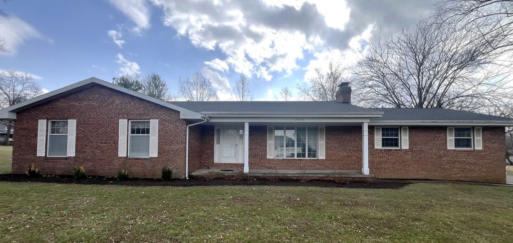 Image 2 of property listing at 3603 PICCADILLY Avenue, Mt Vernon, IL 62864