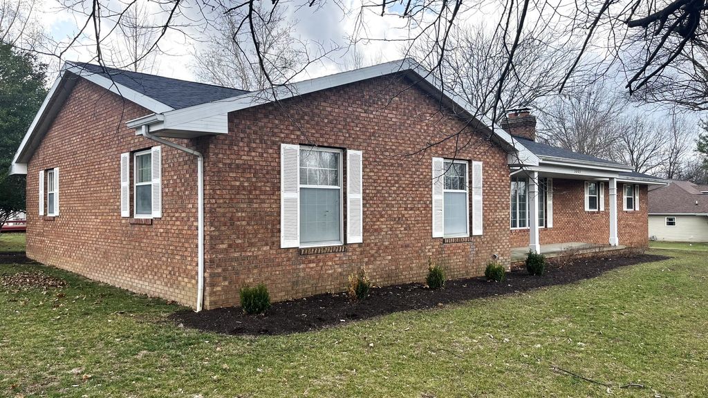 Image 3 of property listing at 3603 PICCADILLY Avenue, Mt Vernon, IL 62864