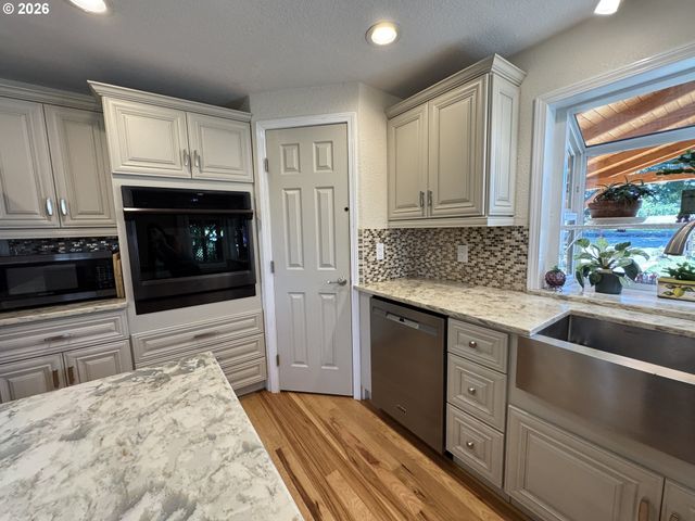 24211 S SCHUEBEL SCHOOL Rd, Beavercreek, OR 97004