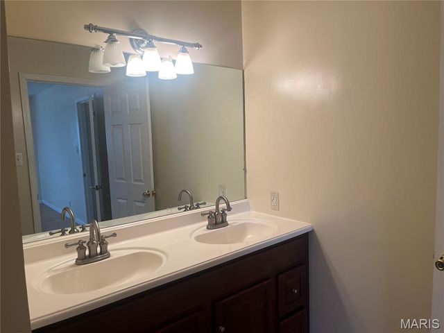 8456 Braddock Drive, University City, MO 63132