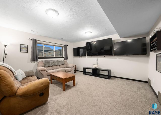 2604 S Lana Dr Drive, Sioux Falls, SD 57106