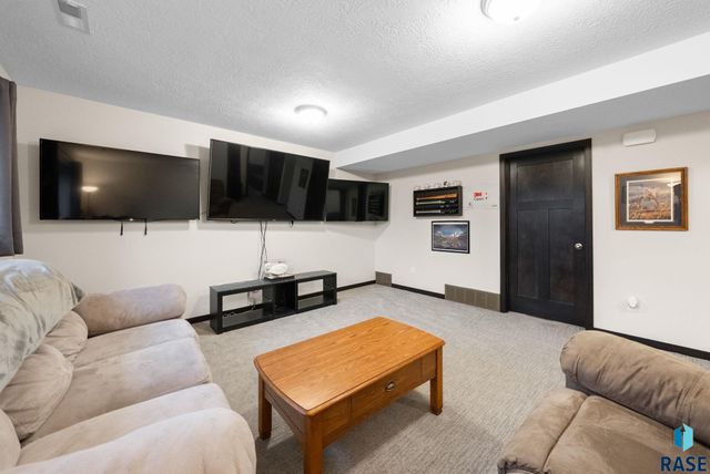 2604 S Lana Dr Drive, Sioux Falls, SD 57106