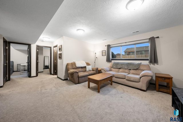 2604 S Lana Dr Drive, Sioux Falls, SD 57106