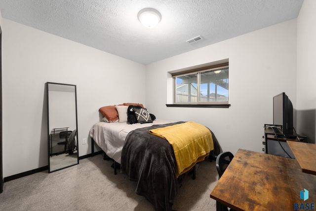 2604 S Lana Dr Drive, Sioux Falls, SD 57106