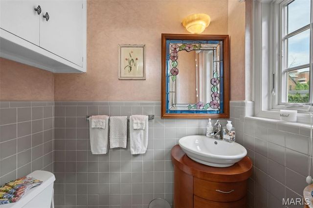 665 W Polo Drive, Clayton, MO 63105