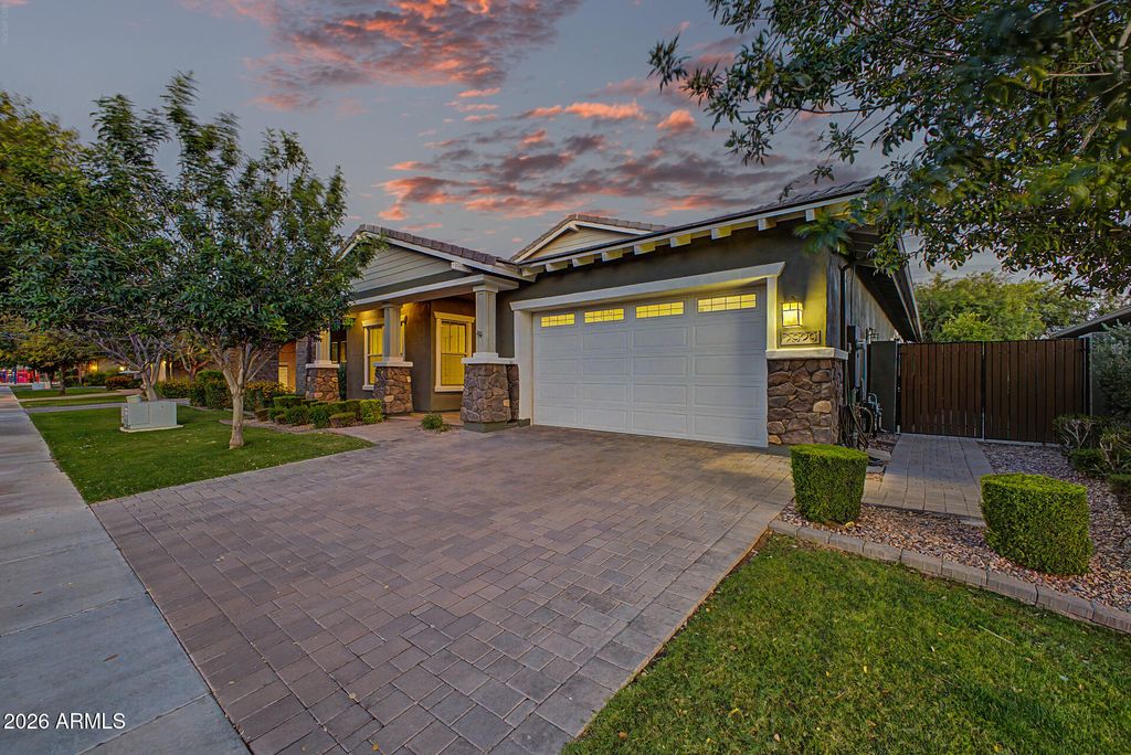 2929 E APPALOOSA Road, Gilbert, AZ 85296