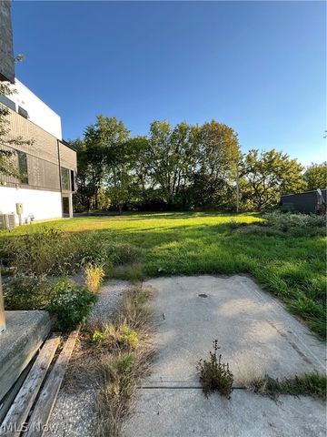 5911 Madison Avenue, Cleveland, OH 44102
