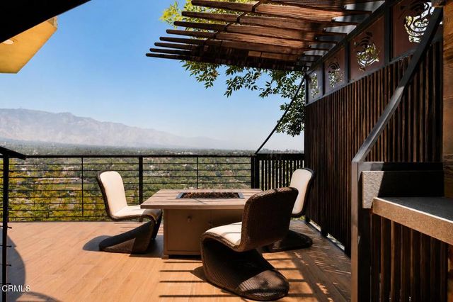 988 Glen Oaks Boulevard, Pasadena, CA 91105