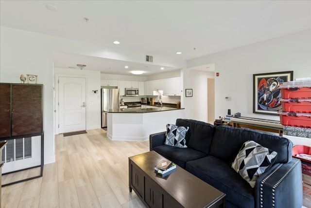 614 Pond St 1303, Braintree, MA 02184