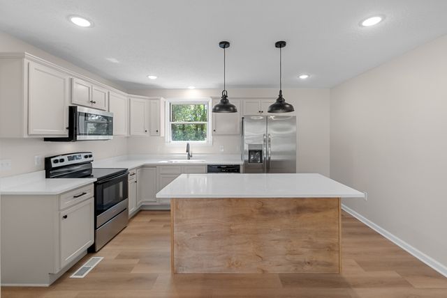 112 King Cole Dr, Clarksville, TN 37042